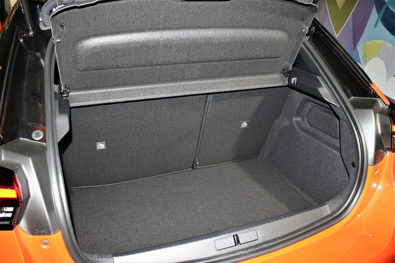 記者発表会に展示された「コルサ」