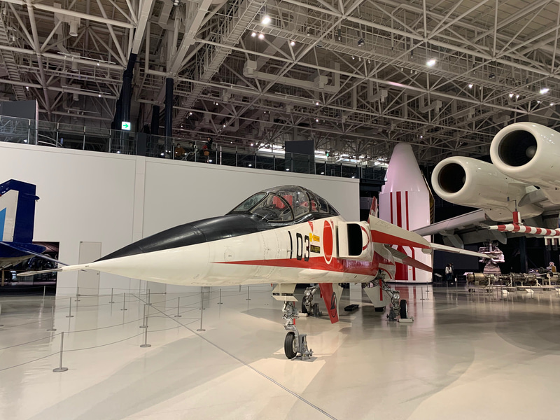 こちらは実験機「T-2 CCV」。T-2 CCVの右にちらりと見えているのは、STOL実験機「飛鳥」のエンジン部分