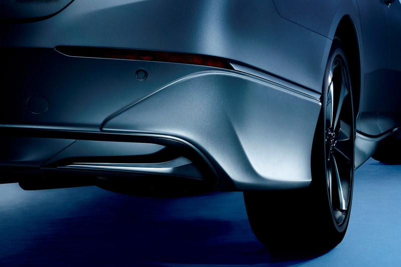 リア用ロアスカートは左右分割のセパレートタイプ。価格は4万4000円