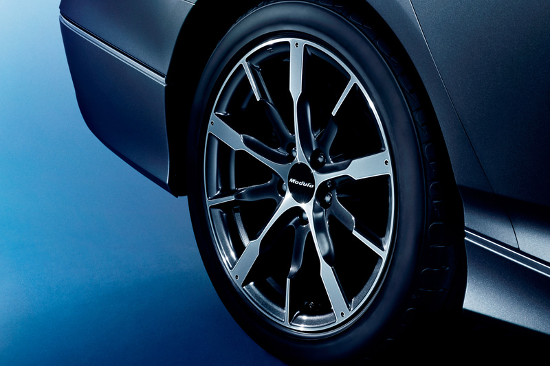 切削/ガンパウダーブラック塗装の18インチアルミホイール「MS-042」（4万6200/本）