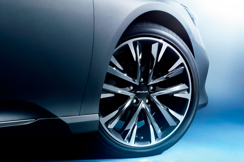 切削/グリントブラック塗装の19インチアルミホイール「MS-043」（4万9500/本）とクロームメッキ仕上げの「アルミホイールガーニッシュ」（1万6500円/1本分セット）