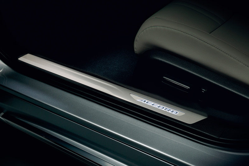 フロント側の「ACCORD」ロゴがLEDホワイトイルミネーションで光るステンレス製の「サイドステップガーニッシュ」。フロント/リア用左右4枚セットで3万6300円