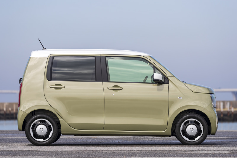 ボディサイズは3395×1475×1675mm（全長×全幅×全高。4WDモデルは全高1696mm）、ホイールベースは2520mm。最小回転半径は4.5m（4WDモデルは4.7m）。足下は14インチスチールホイールに、2トーンカラーを取り入れた専用デザインのフルホイールキャップを装着。組み合わせるタイヤはブリヂストン製「ECOPIA EP150」（サイズ：155/65R14）