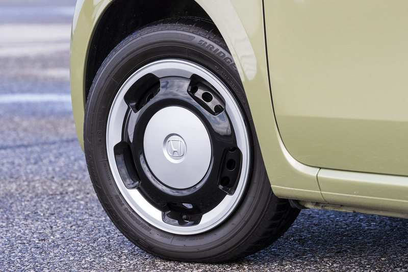 ボディサイズは3395×1475×1675mm（全長×全幅×全高。4WDモデルは全高1696mm）、ホイールベースは2520mm。最小回転半径は4.5m（4WDモデルは4.7m）。足下は14インチスチールホイールに、2トーンカラーを取り入れた専用デザインのフルホイールキャップを装着。組み合わせるタイヤはブリヂストン製「ECOPIA EP150」（サイズ：155/65R14）