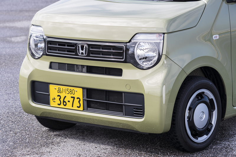 フロントマスクは丸形ヘッドライトやその上に位置する水平なウインカーなどでファニーな「親しみやすい顔」を創出。N-WGN L・Honda SENSINGはマルチリフレクターハロゲンヘッドライト（マニュアルレベリング/オートライトコントロール機能付）となるが、オプションでLEDヘッドライトも選択できる。リアはストップランプとテールランプでLEDを採用