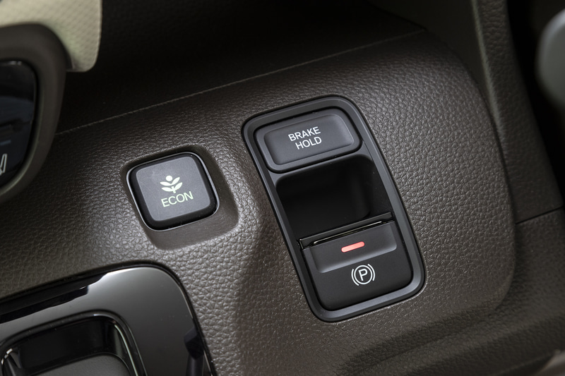 シフトノブ右側には電子パーキングブレーキのスイッチと、ECONスイッチを配置
