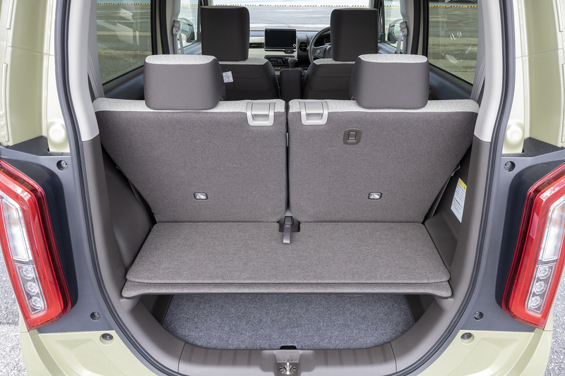 リアシートを大きくスライドでき、リアシートバックも倒せるので、載せたい荷物によってラゲッジのアレンジを変えて対応ができる。ラゲッジボードにより2段になっているところも使い勝手を高めているポイント