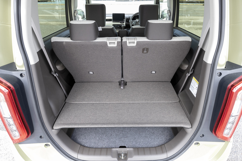 リアシートを大きくスライドでき、リアシートバックも倒せるので、載せたい荷物によってラゲッジのアレンジを変えて対応ができる。ラゲッジボードにより2段になっているところも使い勝手を高めているポイント