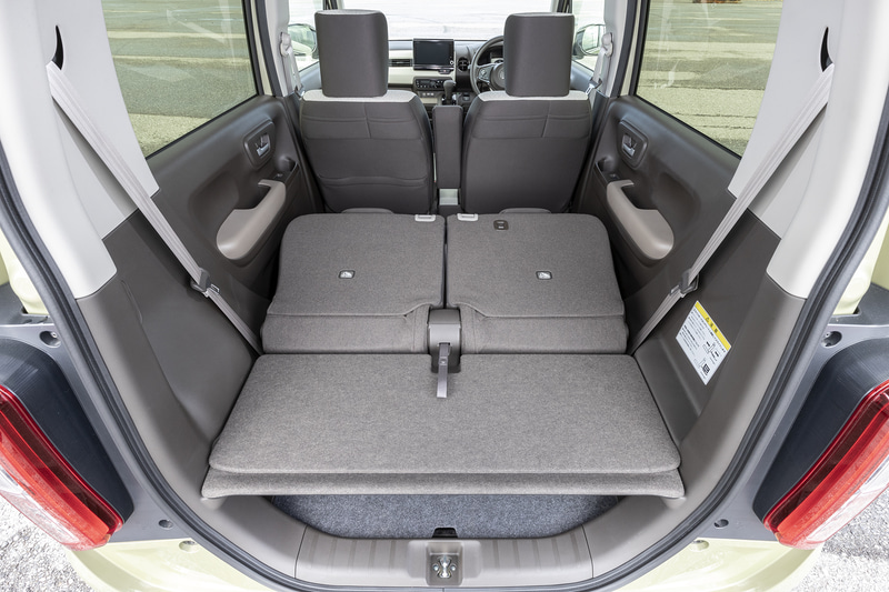 リアシートを大きくスライドでき、リアシートバックも倒せるので、載せたい荷物によってラゲッジのアレンジを変えて対応ができる。ラゲッジボードにより2段になっているところも使い勝手を高めているポイント