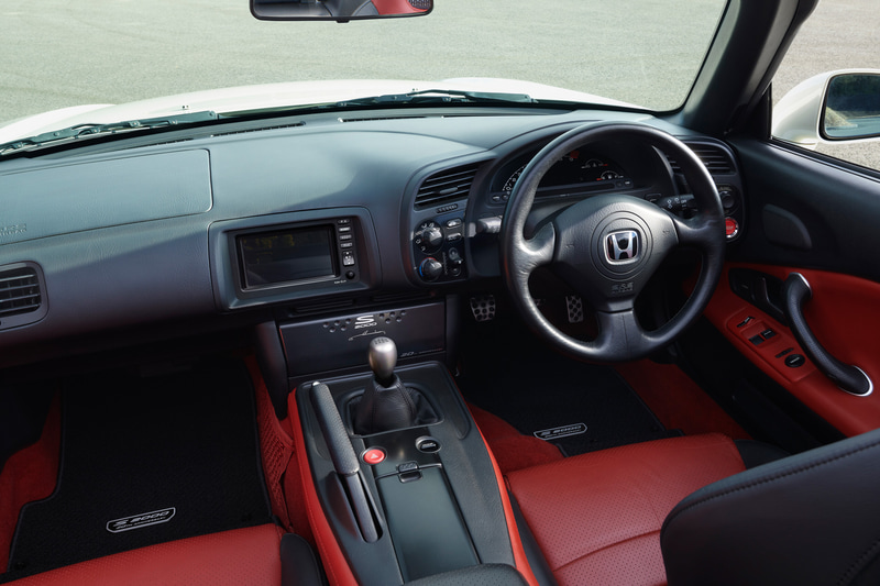20周年記念純正アクセサリーを装着したS2000のインテリアイメージ