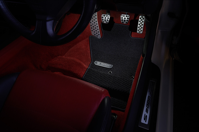 LEDホワイトイルミネーションを使い、ドア連動時には明るく、スモールランプ連動時には優しく発光する「フットライト」（1万3200円）