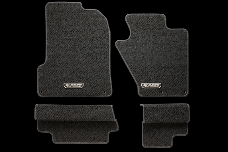 前後2分割で4枚セットとなる「フロアカーペットマット」（3万800円）。運転席側と助手席側のそれぞれに20周年記念ロゴを使ったプレートを装着する