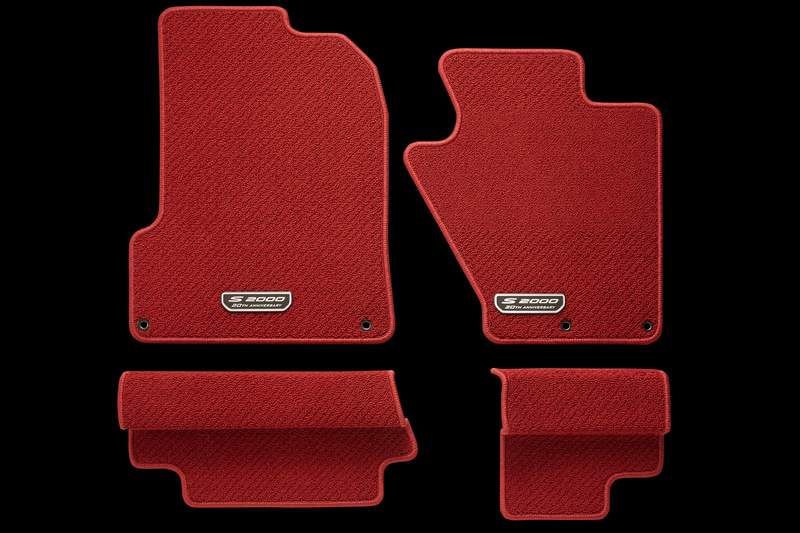 前後2分割で4枚セットとなる「フロアカーペットマット」（3万800円）。運転席側と助手席側のそれぞれに20周年記念ロゴを使ったプレートを装着する