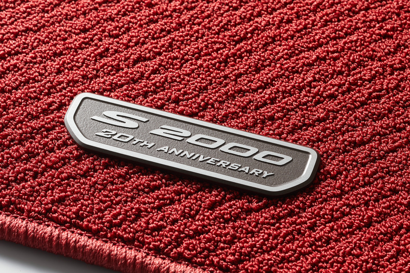 前後2分割で4枚セットとなる「フロアカーペットマット」（3万800円）。運転席側と助手席側のそれぞれに20周年記念ロゴを使ったプレートを装着する