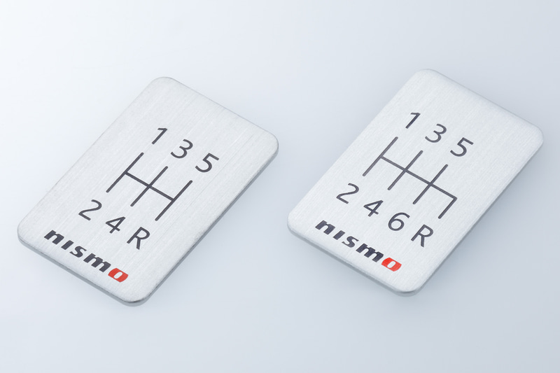 NISMOロゴの入った「シフトパターンプレート」が付属する