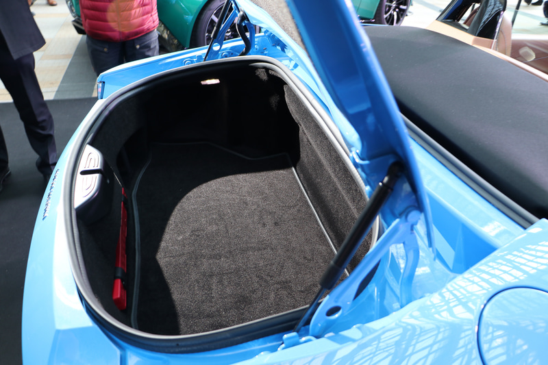 ゴルフバッグも収まる容量を確保しているトランク