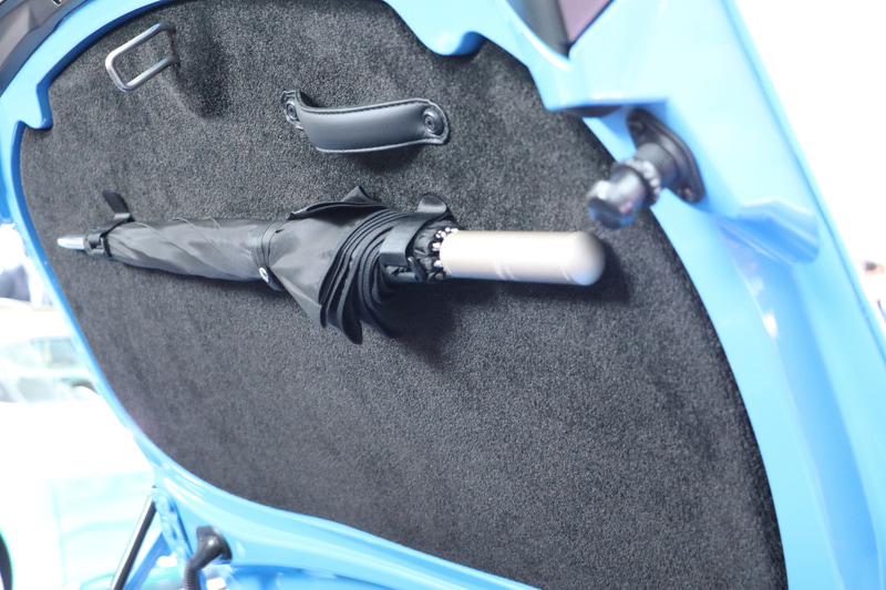 トランクリッドには傘を取り付けられる