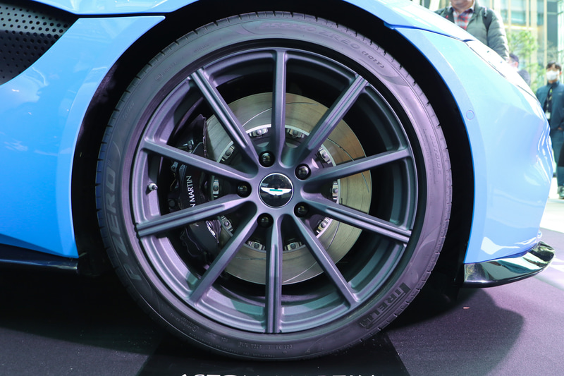 タイヤはピレリ「P ZERO」でサイズは255/40ZR20