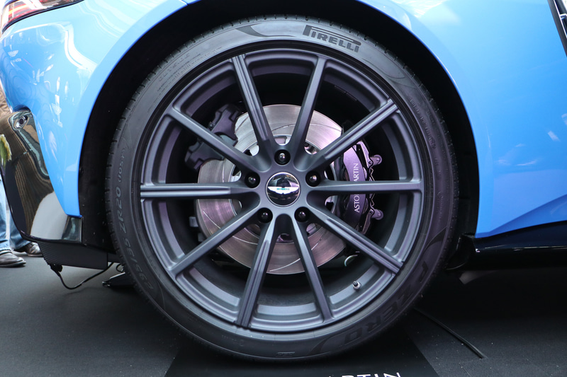 タイヤはピレリ「P ZERO」でサイズは255/40ZR20