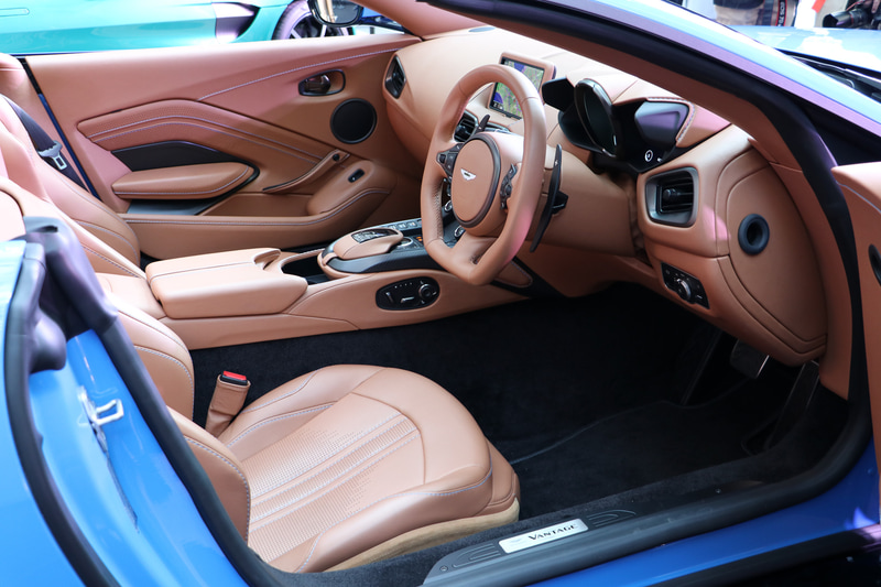 センターコンソールにはシフトボタンが配置される。ギアチェンジはステアリングのパドルで行なう。メーター類もクーペと同じ配置となる