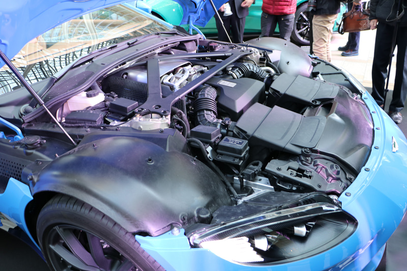 エンジンはV型8気筒 4.0リッターツインターボエンジン