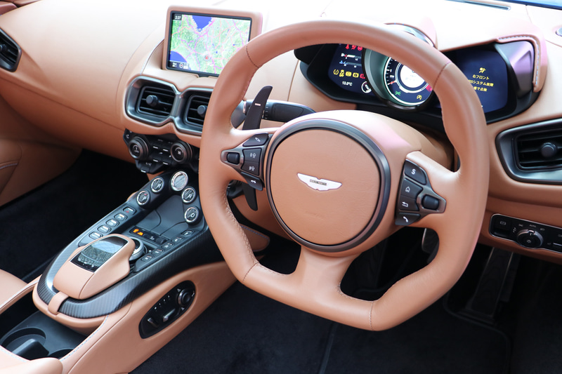 センターコンソールにはシフトボタンが配置される。ギアチェンジはステアリングのパドルで行なう。メーター類もクーペと同じ配置となる
