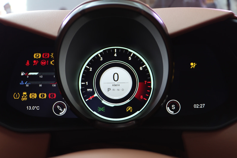 センターコンソールにはシフトボタンが配置される。ギアチェンジはステアリングのパドルで行なう。メーター類もクーペと同じ配置となる