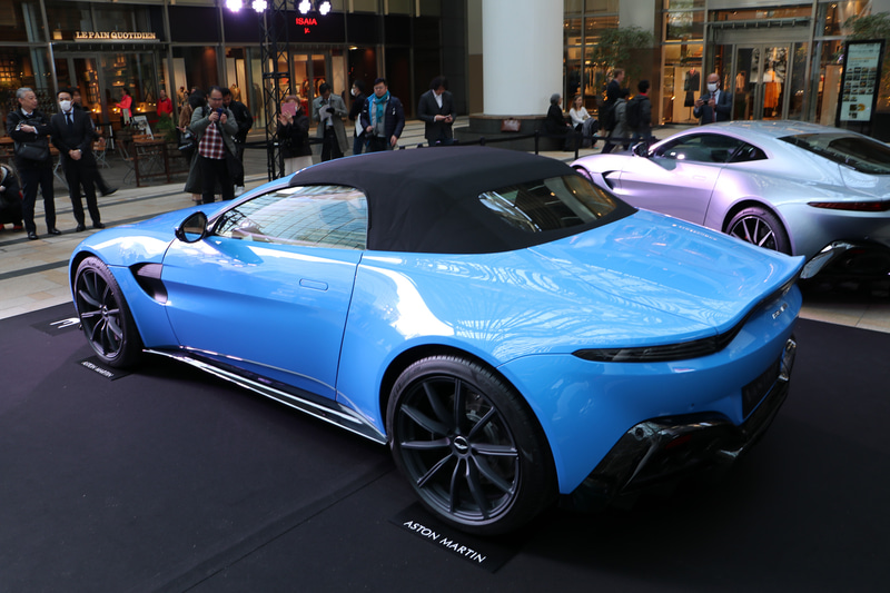 タイヤはピレリ「P ZERO」でサイズは255/40ZR20