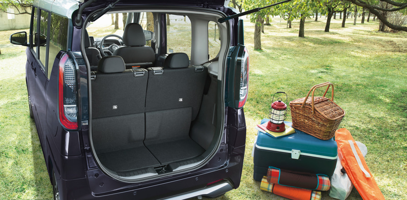 ラゲッジスペースの床面の長さは675mmと広いスペースを確保したことで、48Lのスーツケースを同時に4個積載できる