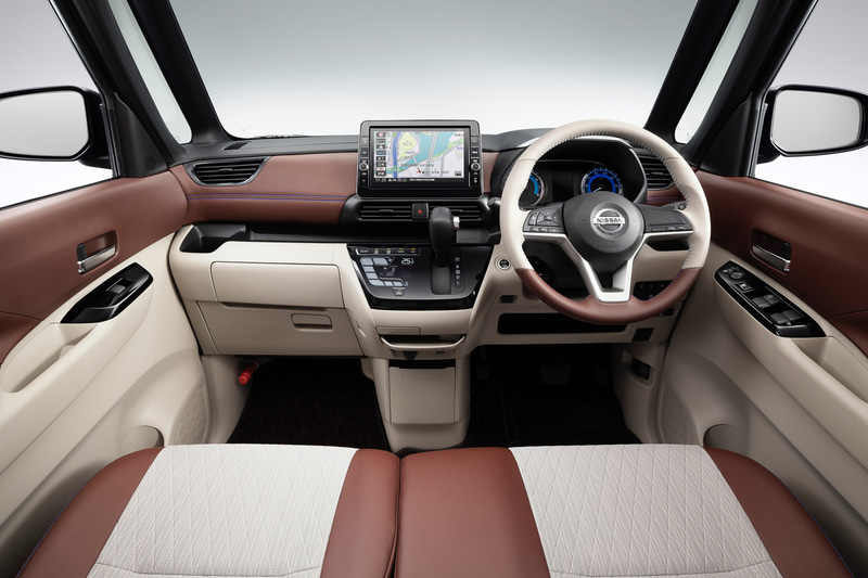 ルークス AUTECHのインテリア。トワイライトロゼ/アイボリーコンビのシートなどにブルーステッチが施されている