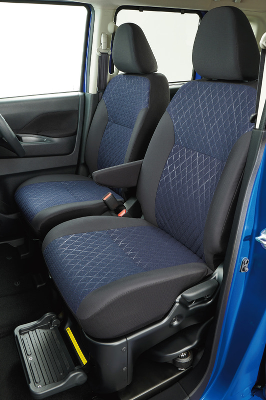 電動で回転・昇降する助手席シートを装備する