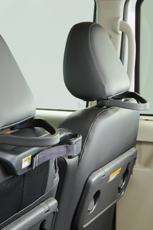 シートバックグリップを運転席と助手席に追加