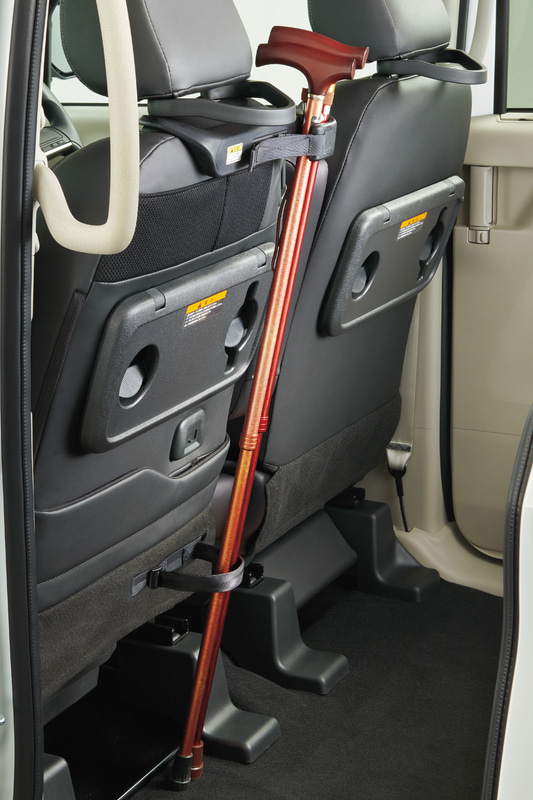 フロントシートには杖立ても用意されている