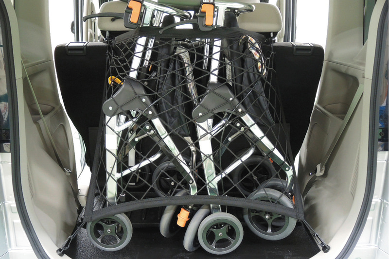 ラゲッジスペースに歩行器などを固定するゴムネット