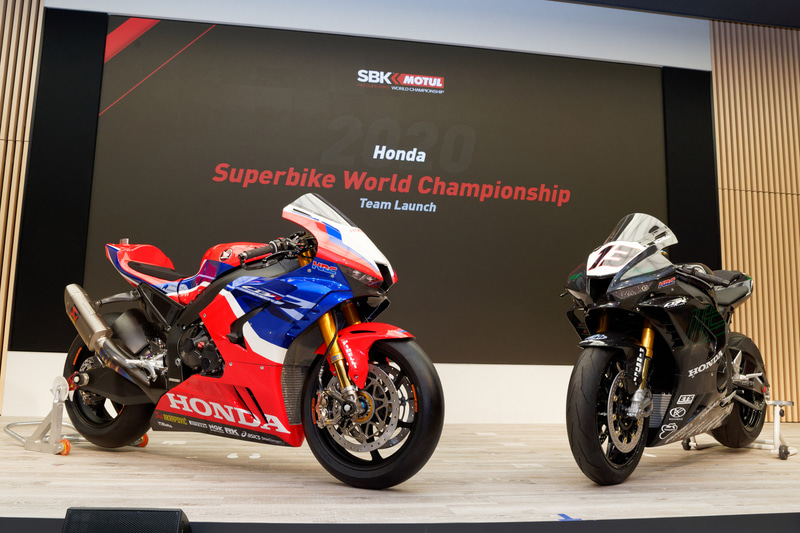 「Team HRC」のマシン（左）と「MIE Racing Althea Honda Team」のマシン（右）