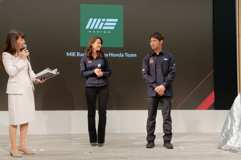 MIE Racingから参戦する高橋選手（右）