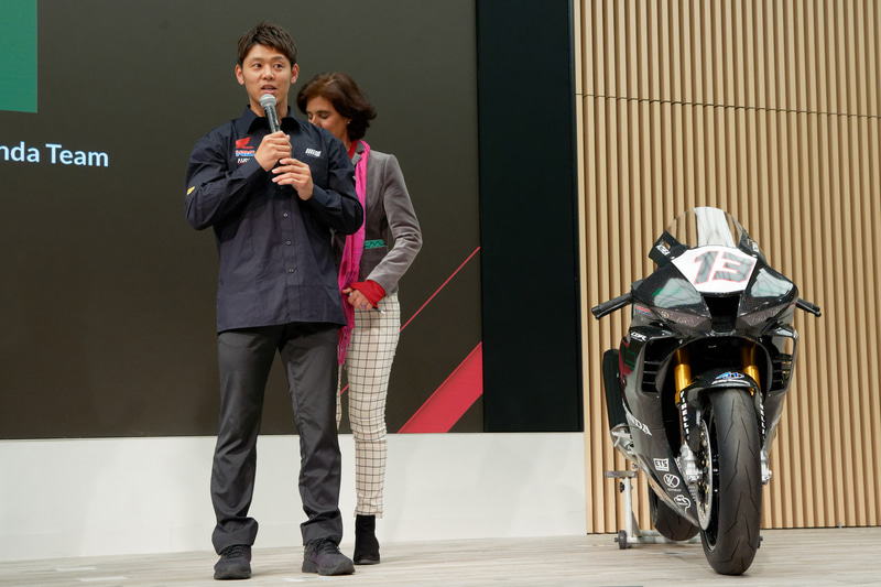 高橋選手もこの日初めてマシンのカラーリングを見たという