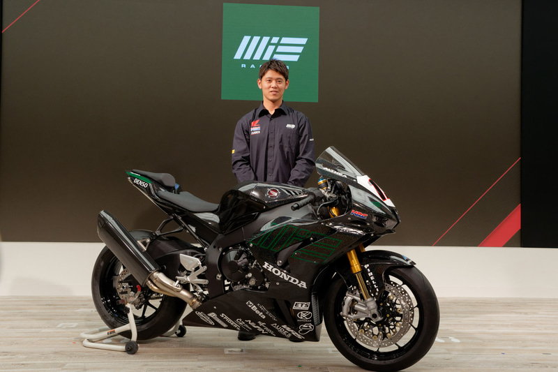 高橋選手もこの日初めてマシンのカラーリングを見たという