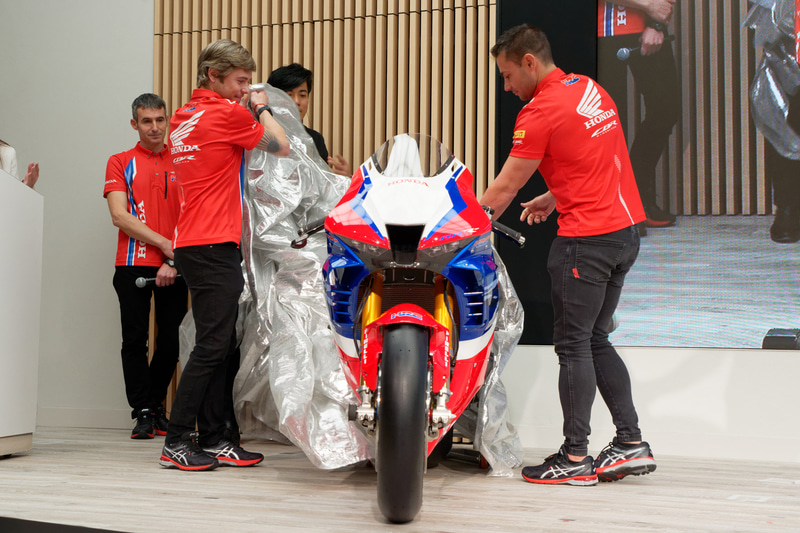 参戦マシンをアンベールするハスラム選手とバウティスタ選手