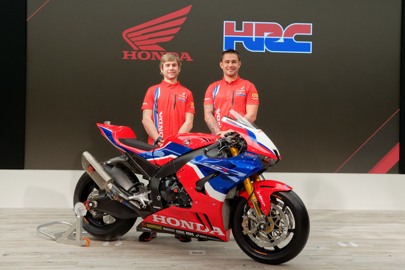 参戦マシンをアンベールするハスラム選手とバウティスタ選手