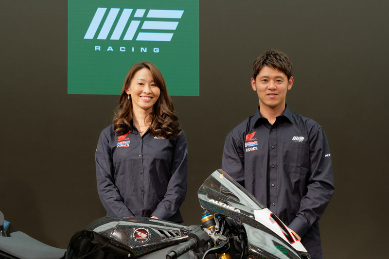 MIE Racing Althea Honda Team チーム代表 森脇緑氏（左）とMIE Racing Althea Honda Team 高橋巧選手（右）