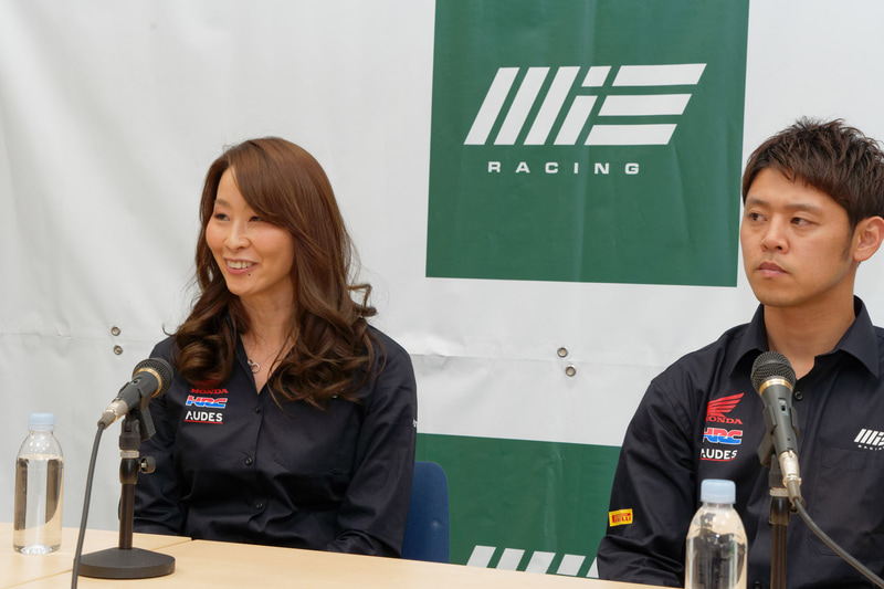 MIE Racing Althea Honda Team チーム代表 森脇緑氏（左）