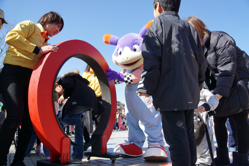 取材日はイベント参加者とコチラファミリーが一緒に取り組むチャレンジとして輪くぐりが行なわれた