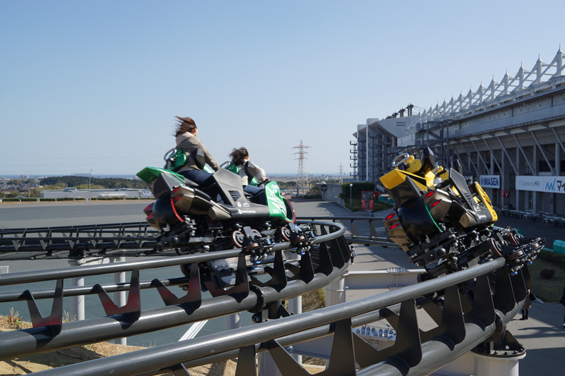 アクロバティックなコースターではなく、バイクでの走行を想定した動きとなっている