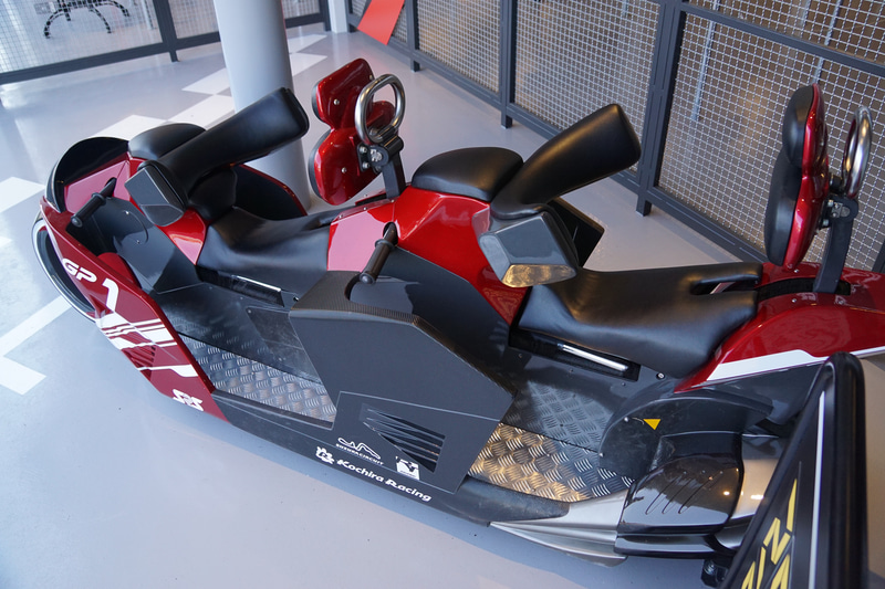 レーシングスタイルのタンデム（2人乗り）型バイクに前傾姿勢で乗車する日本初のバイク型コースター