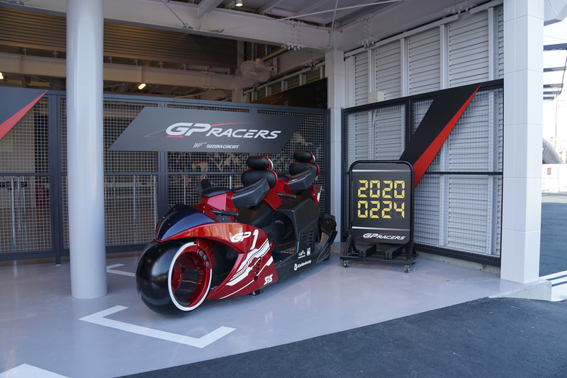 レーシングスタイルのタンデム（2人乗り）型バイクに前傾姿勢で乗車する日本初のバイク型コースター