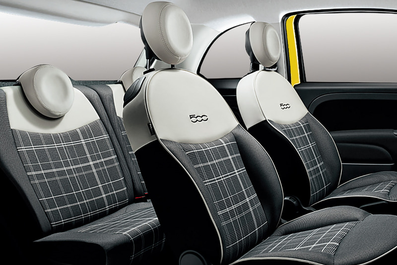 シートカラーはベースモデルと同じアイボリー