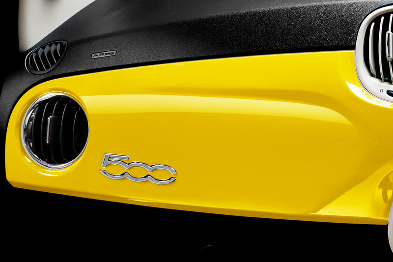 インパネがボディと同じイエローとなる