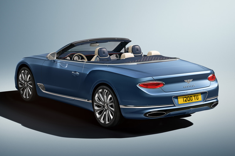 フロントマスクに誇りと威厳を与える「ダブルダイヤモンド」フロントグリルを採用。新設計の22インチ10本スポークホイールを装着する