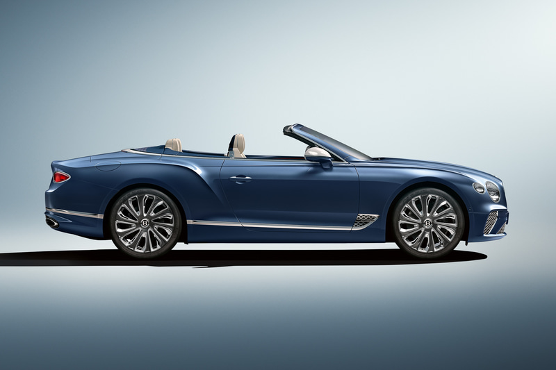 フロントマスクに誇りと威厳を与える「ダブルダイヤモンド」フロントグリルを採用。新設計の22インチ10本スポークホイールを装着する